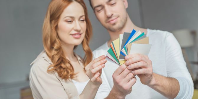 Mann und Frau suchen Farben aus