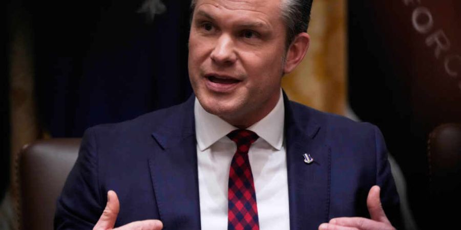 US-Verteidigungsminister Pete Hegseth spricht während einer Kabinettssitzung im Weissen Haus. Foto: Julia Demaree Nikhinson/AP/dpa