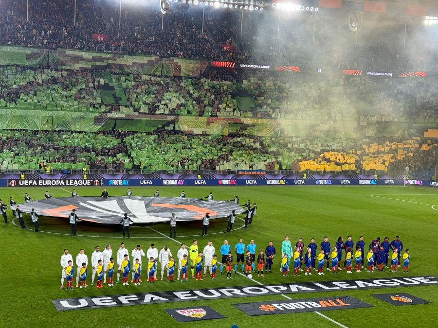 Die Fans in Basel sorgen bereits vor Anpfiff gegen Stuttgart für gute Stimmung im Stadion.