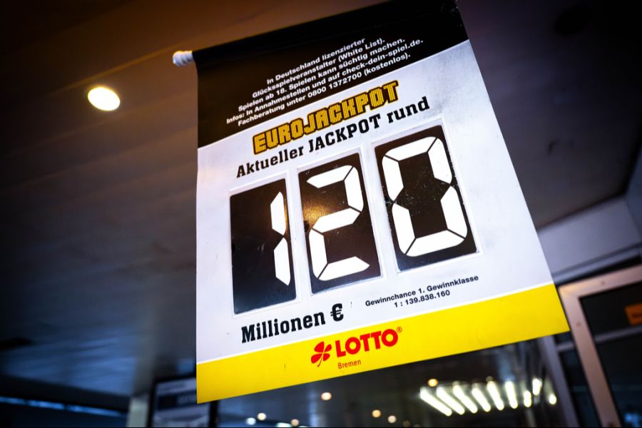Er oder sie ist um 120 Millionen Euro reicher.