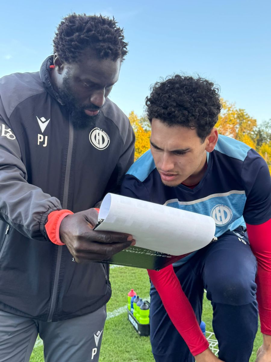 Ex-Profi Pa Modou gibt Instruktionen.