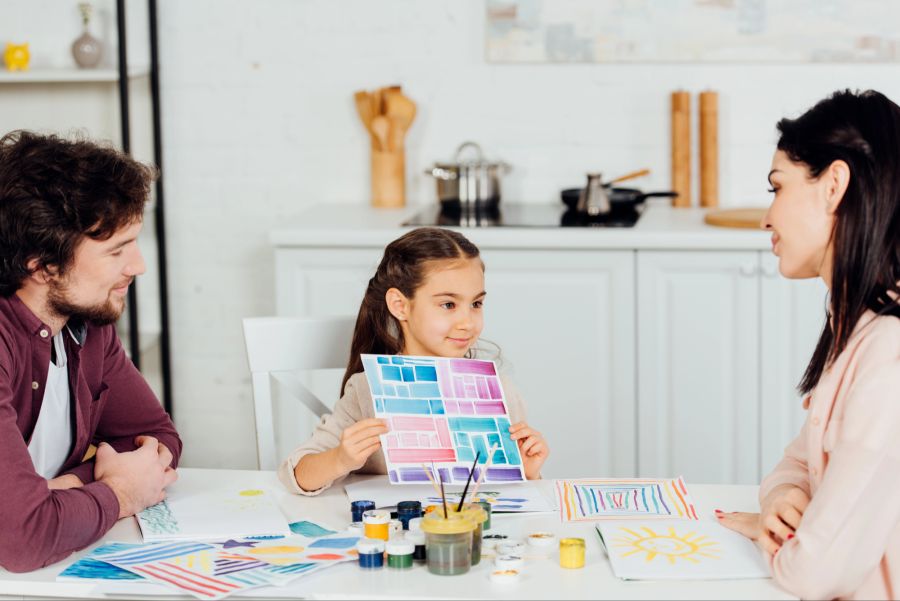 Mädchen zeigt Eltern ihr Kunstwerk, Bild, malen, Farben