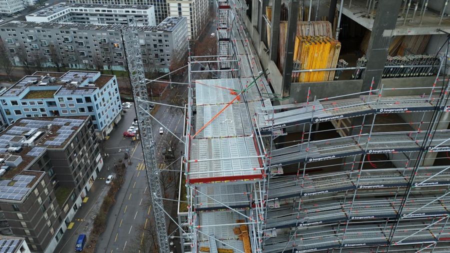 Spezialisten beschäftigen sich derweil bereits mit der Frage, was die Ursache des teilweise bereits erfolgten Einsturzes ist.