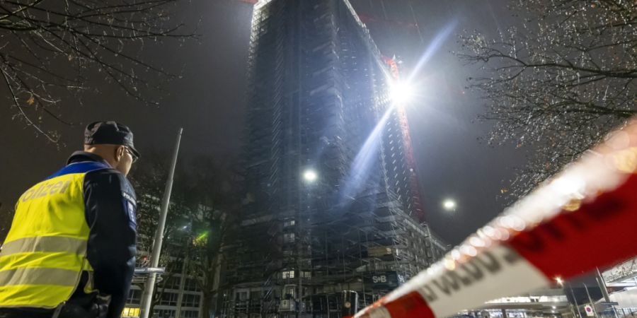 Das Baugerüst des Hochhauses in Zürich-Oerlikon ist instabil, es besteht die Möglichkeit, dass es einstürzt.