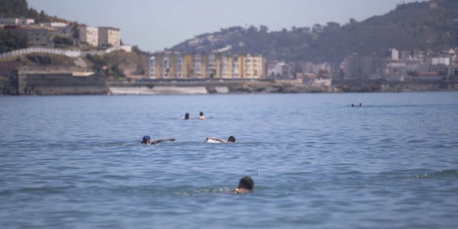 In der Vergangenheit schwammen Menschen auch schon von Fnideq in Marokko zur spanischen Enklave Ceuta. (Archivbild)