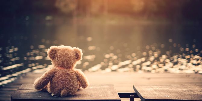 Teddybär allein auf Holzsteg