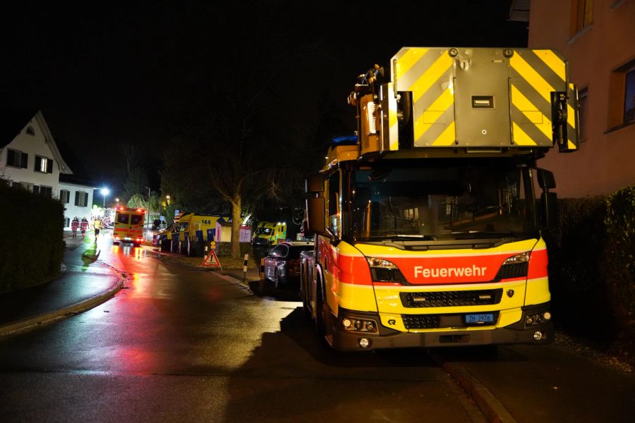 Die Feuerwehr war beim Brand in Uster ZH mit einem Grossaufgebot vor Ort.