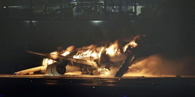 Ein Flugzeug der Japan Airlines brennt auf der Landebahn des Tokioter Flughafens Haneda. Ein Flugzeug der Japan Airlines brennt auf der Landebahn des Tokioter Flughafens Haneda.
