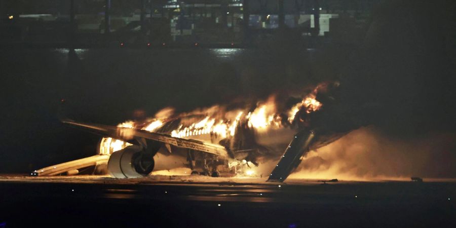 Ein Flugzeug der Japan Airlines brennt auf der Landebahn des Tokioter Flughafens Haneda.