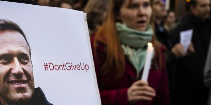 Gegen 300 Personen haben sich am Freitagabend nach dem Tod des russischen Oppositionspolitikers Alexej Nawalny in Zürich zu einer spontanen Kundgebung versammelt.