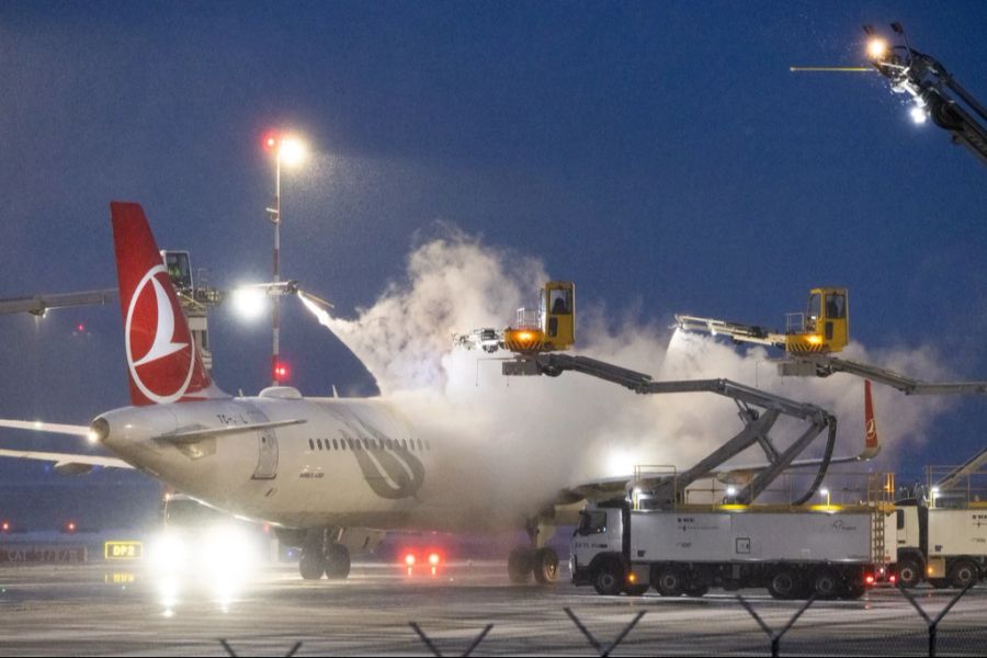 Ein Flugzeug von Turkish Airlines wird enteist. Wegen der anhaltenden Glättegefahr wurden am Frankfurter Flughafen auch für Donnerstag viele Flüge annulliert.