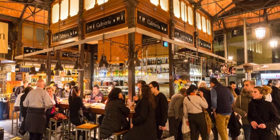 Mercado de San Miguel Menschen Lichter buntes Treiben