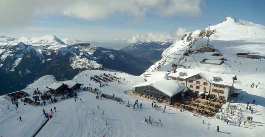 Das Berghaus Männlichen erklärt: Vor der Einführung der Gebühr haben die Gäste die Stühle manchmal bis zu den Bergstationen genommen. Das hätte den Stühlen geschadet.