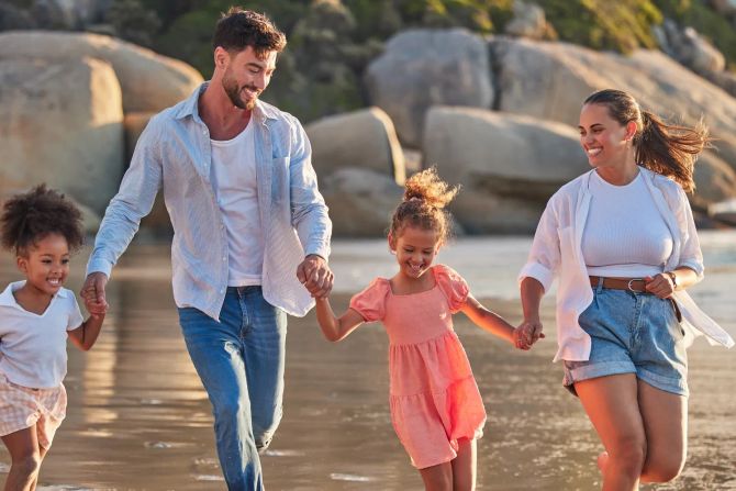 Familie am Strand, Spass, Laufen, Familienurlaub, junge Familie, Kinder