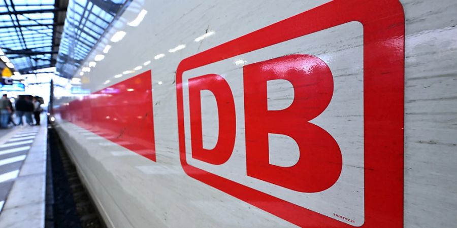 Weil die Deutsche Bahn deutlich weniger Geld aus dem deutschen Budget bekommt als ursprünglich geplant, ist der Konzernvorstand auf der Suche nach Sparmöglichkeiten. «Bei den Sparbemühungen stehen womöglich auch die weiteren ICE-Bestellungen zur Disposition.» (Archivbild)