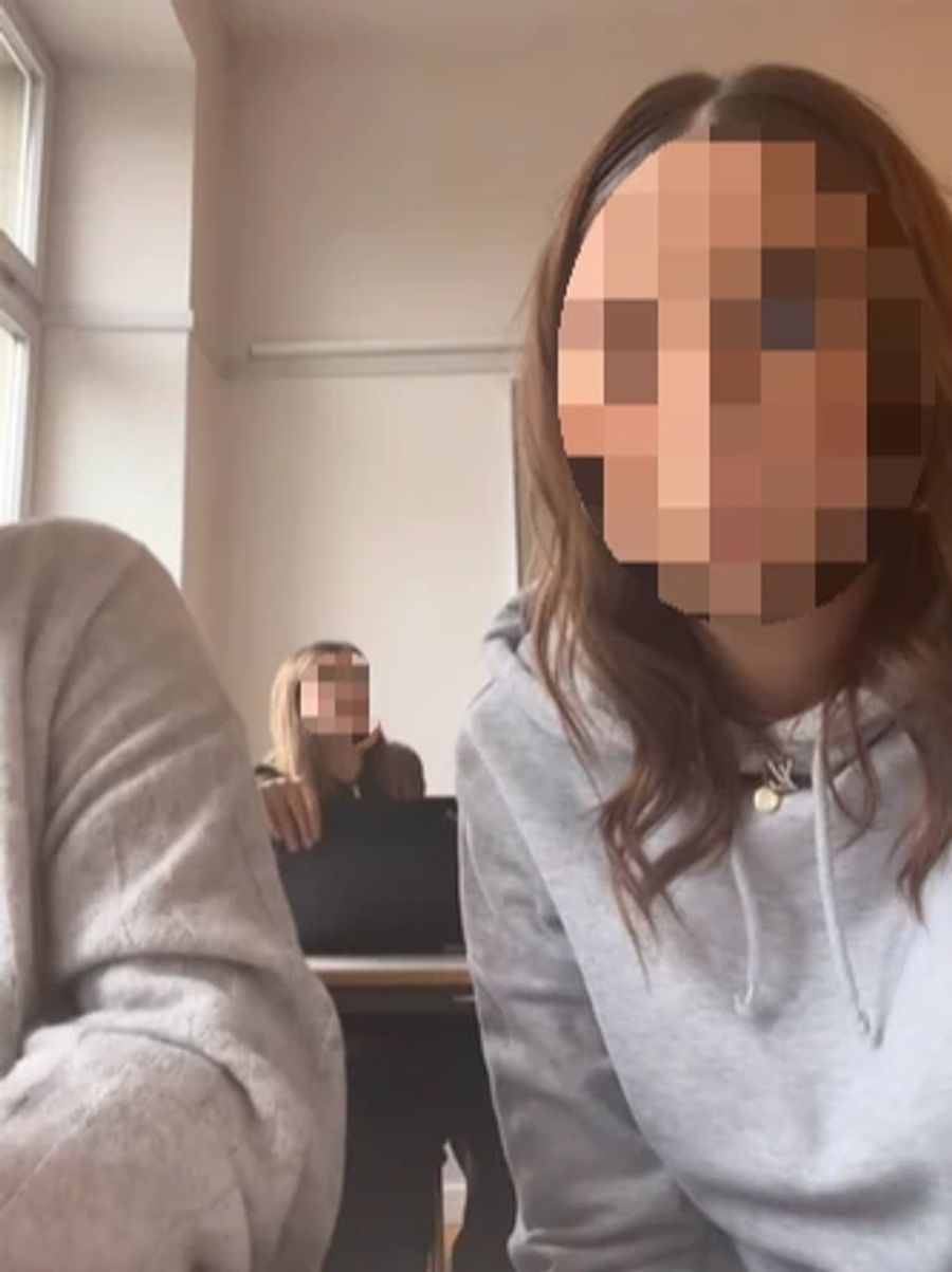 Schülerinnen und Schüler streamen sich live aus dem Unterricht – dies gibt es zur Genüge auf Tiktok.