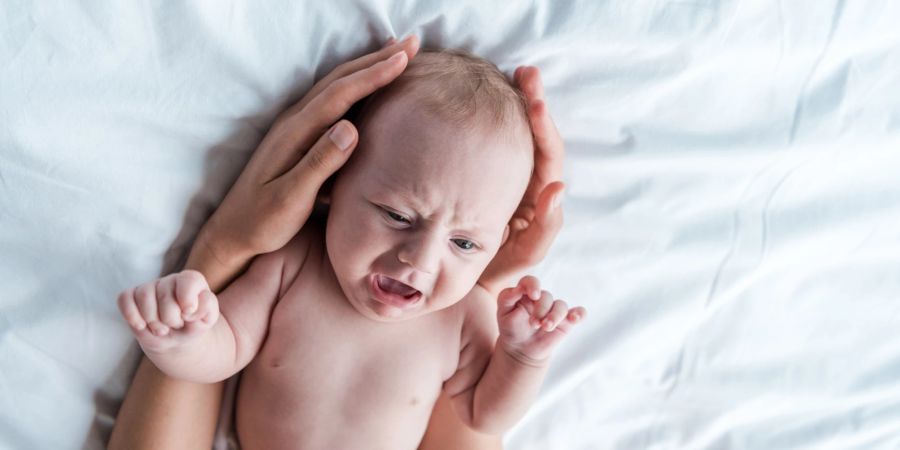 Auch eine Überstimulation kann Babys zum Weinen bringen.