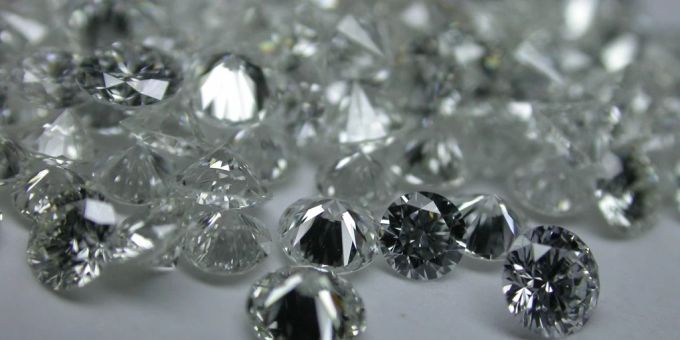 Der Festgenommene soll 2005 mit Komplizen Juwelen und Diamanten im Wert von rund 72 Millionen Dollar geraubt haben. (Symbolbild) Diamanten auf weissem Untergrund