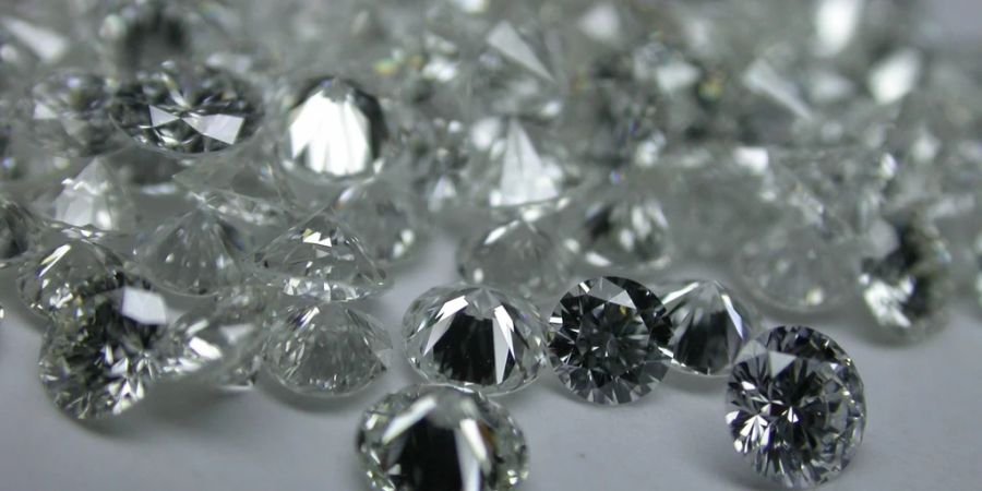 Diamanten auf weissem Untergrund