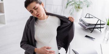 Schwangere Frau mit Hitzewallung