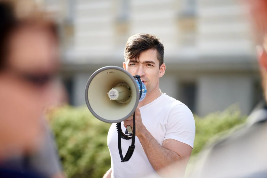 Der rechtsradikale Martin Sellner soll in Zürich einen Vortrag über «Remigration» halten – die Kantonspolizei fordert eine Einreisesperre. Ist das zielführend? Ein Experte ordnet ein.