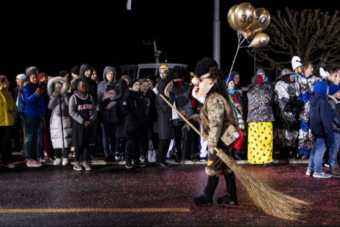 Zuschauer verfolgen den Monstercorso der Luzerner Fasnacht. Luzerner Fasnacht