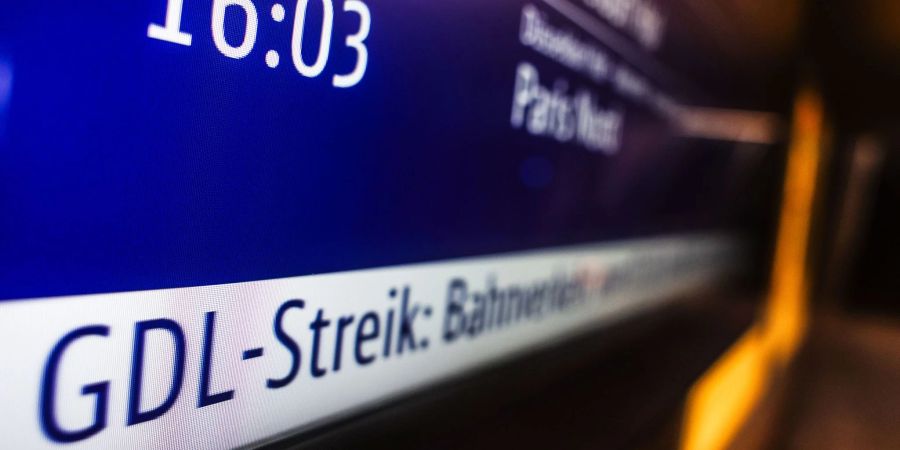 Beim inzwischen fünften Arbeitskampf im laufenden Tarifkonflikt hatte die GDL am vergangenen Donnerstag und Freitag im Personenverkehr 35 Stunden gestreikt.