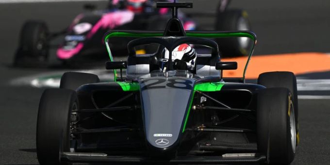 Doriane Pin wurde nach dem zweiten Rennen der F1 Academy hart bestraft. Doriane Pin F1 Academy