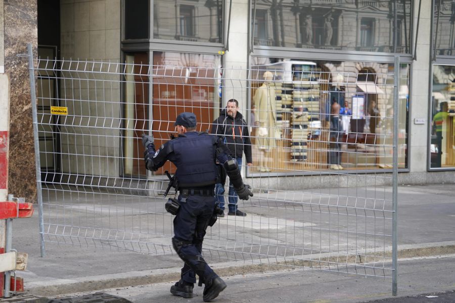 Die Polizei bereitet sich auf die Frauendemo vor.