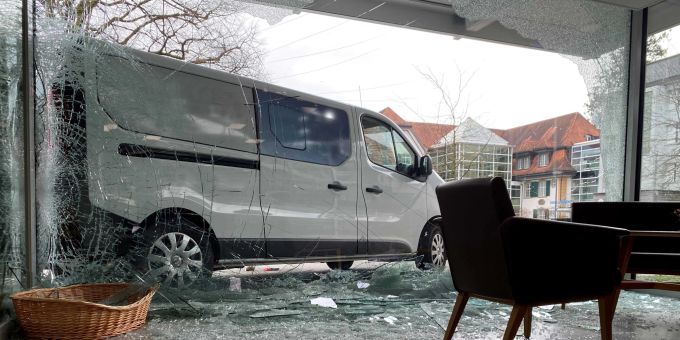 Cham: Grosser Sachschaden nach misslungenem Parkmanöver. Grosser Sachschaden
