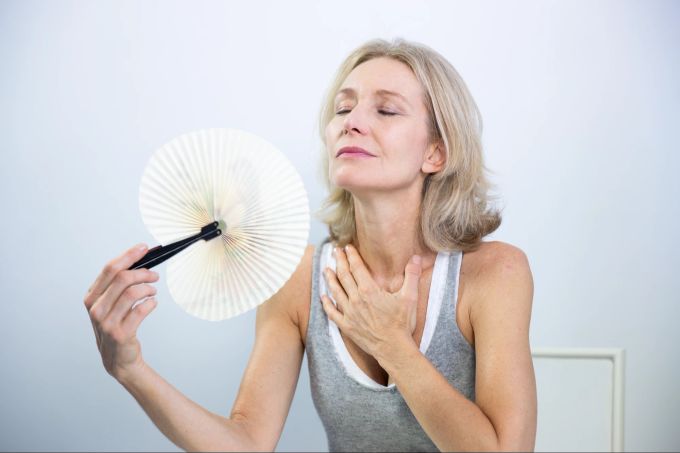 Hitzewallungen können während der Menopause auftreten. Wechseljahre, Menopause, Hormonersatztherapie, HET