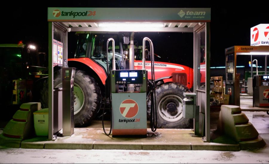 Traktor Bauern-Proteste Tankstelle