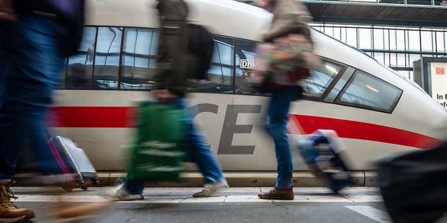 Der Streik der deutschen Lokführergewerkschaft GDL ist nach dem Start im Güterverkehr auch im Personenverkehr angelaufen. Seit Mittwochmorgen um 2.00 Uhr gilt damit der stark eingeschränkte Notfahrplan der Deutschen Bahn, wie das Unternehmen in der Nacht mitteilte. (Archivbild)