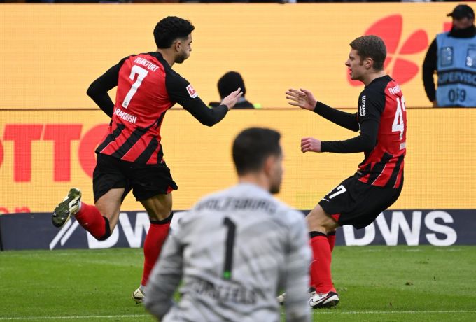 Treffer für Eintracht Frankfurt in der Nachspielzeit: Torschütze Omar Marmoush (l) mit Mitspieler Elias Baum. Eintracht Frankfurt.