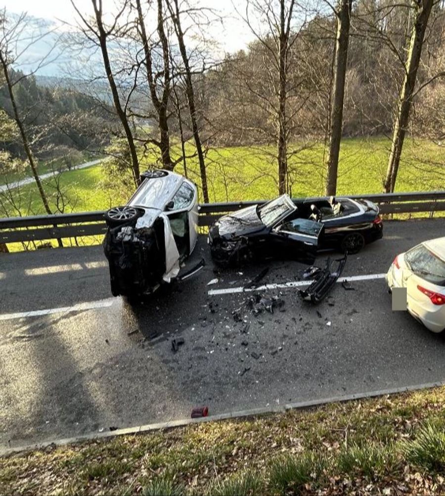 Zwei Personen wurden beim Unfall verletzt.