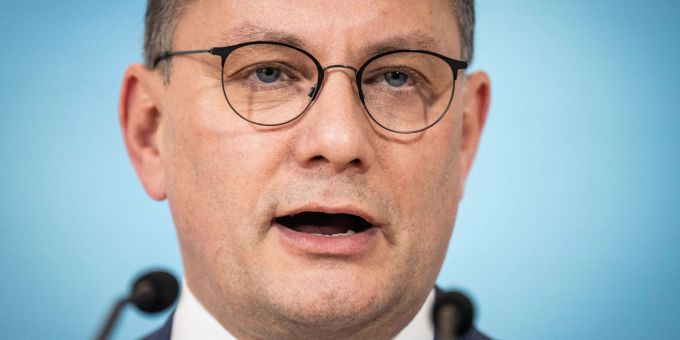 Der AfD-Bundesvorsitzender und Fraktionsvorsitzender Tino Chrupalla will im Fall Alexey Nawalny erst die Ermittlungen der russischen Behörden abwarten. Der AfD-Bundesvorsitzender und Fraktionsvorsitzender Tino Chrupalla will im Fall Alexey Nawalny erst die Ermittlungen der russischen Behörden abwarten.