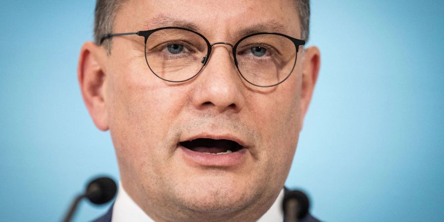 Der AfD-Bundesvorsitzender und Fraktionsvorsitzender Tino Chrupalla will im Fall Alexey Nawalny erst die Ermittlungen der russischen Behörden abwarten.