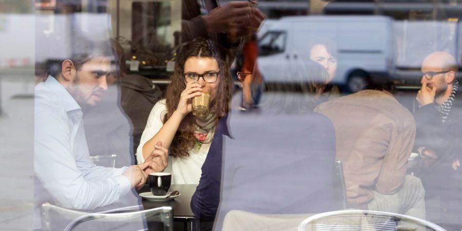 In der Mensa der ETH Zürich bezahlen Studenten seit Montag mehr fürs Essen.