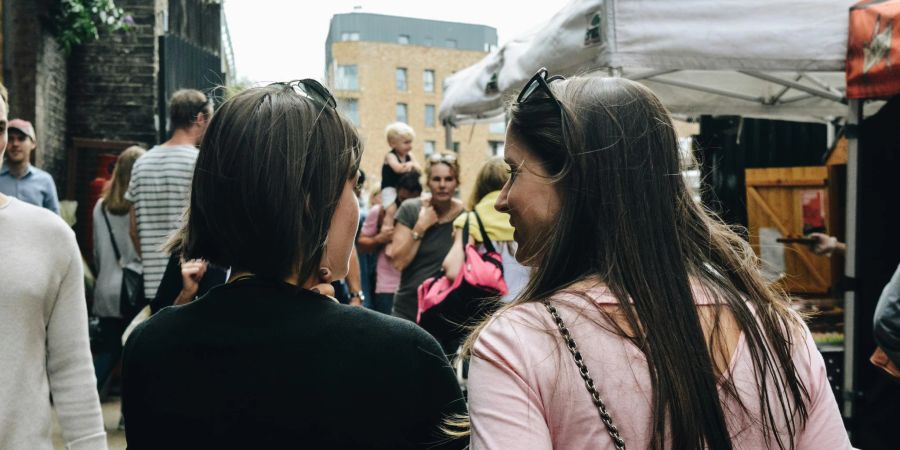 zwei frauen auf markt