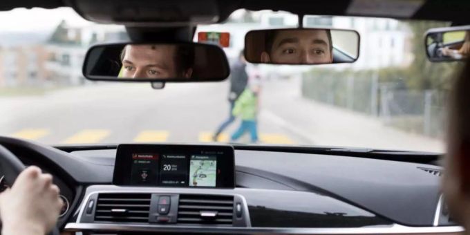 Branche in Krise - Fahrlehrer locken jetzt mit Tesla und Tiktok-Videos