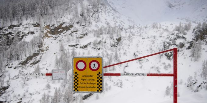 In Teilen der Schweizer Alpen gilt die zweithöchste Gefahrenstufe für Lawinen. (Symbolbild) Lawinengefahr