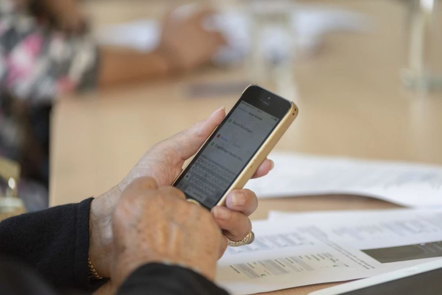 In dieser Phase der Veränderung fordert Pro Senectute alternative, zumutbare Lösungen. Dies beinhaltet beispielsweise einen Telefonservice. (Symbolbild)