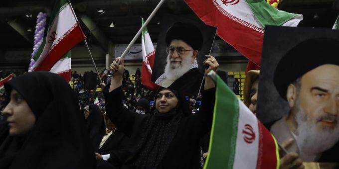 Wahlkampfveranstaltung vor den Parlamentswahlen. Am Freitag wählt der Iran ein neues Parlament und den Expertenrat. (Archivbild) Wahlkampfveranstaltung Iran