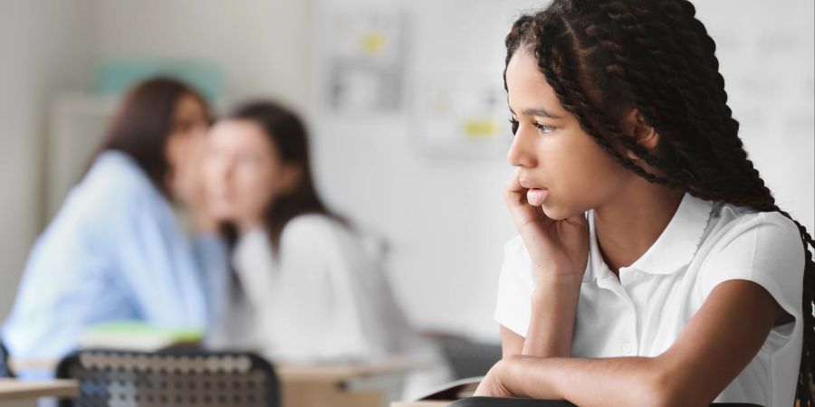 Rassistische Vorfälle in der Schule sind oft besonders prägend und verletzend.