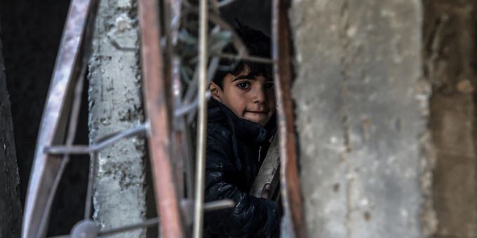 Ein palästinensisches Kind inspiziert beschädigte Gebäude nach israelischen Luftangriffen in Rafah. (Archivbild) Foto: Abed Rahim Khatib/dpa palästinensisches Kind