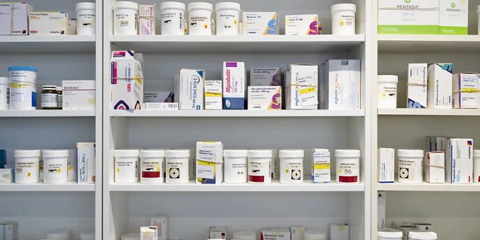 Der Apotheken- und Gesundheitskonzern Galenica hat 2023 in etwa wie erwartet abgeschlossen. Wie bereits angekündigt lasteten Sondereffekte auf der Gewinnentwicklung. Für 2024 stellt die Gruppe weiteres Wachstum in Aussicht. (Archivbild) Galenica