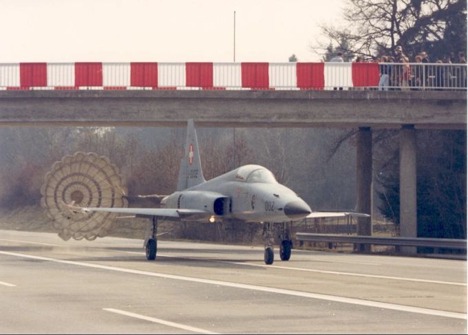 Ein Tiger F5 landet mit Bremsschirm auf einem Autobahnabschnitt während einer Übung in den 80er-Jahren. Tiger F5 Luftwaffe Autobahn