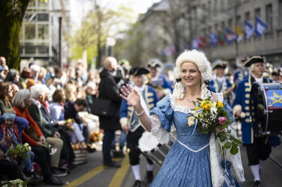 Die Züri-Tirggel sind eine beliebte Honig-Spezialität und werden etwa am Sechseläuten gegessen. Im Bild: Traditioneller Umzug der Zünfte am 17. April 2023.