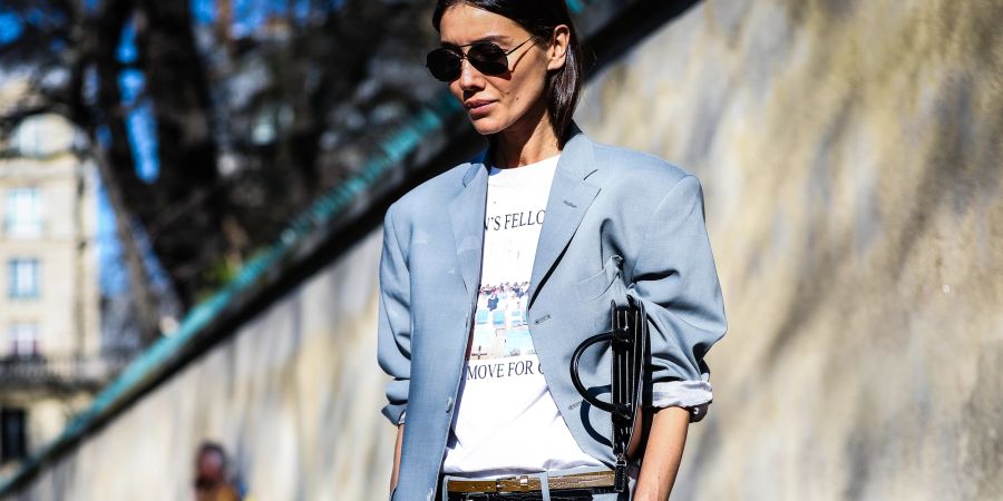 Streetstyle Frau mit Sonnenbrille und Blazer.