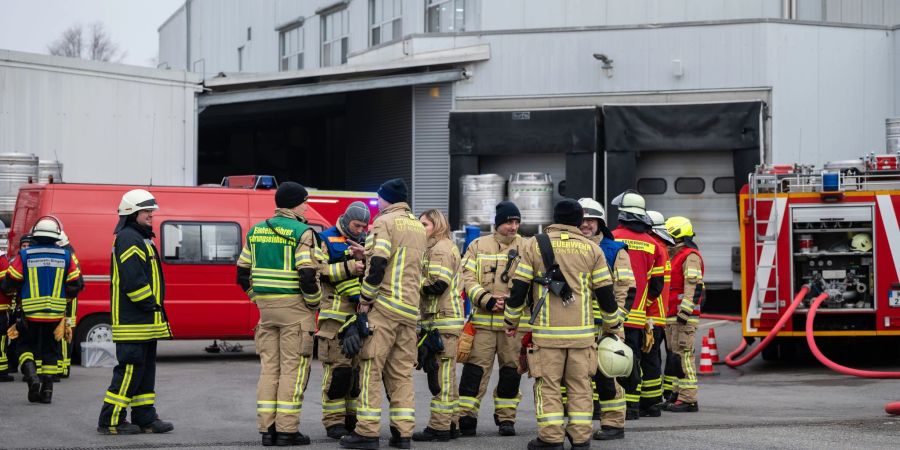 Einsatzkräfte der Feuerwehr auf dem Gelände der Firma in Konstanz.